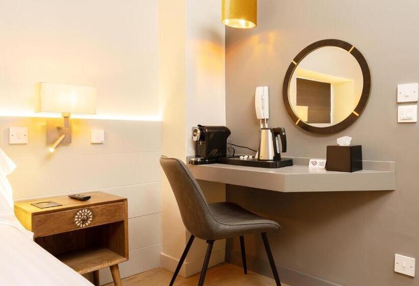 اتاق لوکس, The Roost On Rock Road