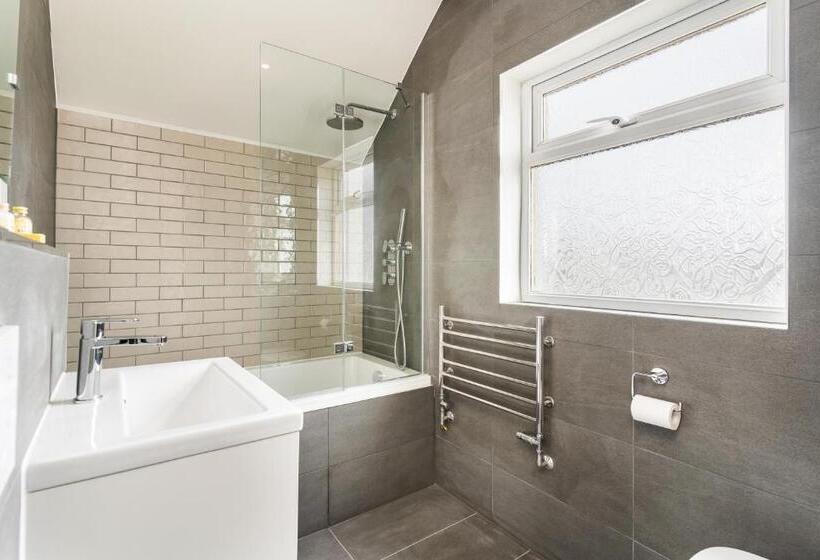 اتاق لوکس, The Roost On Rock Road