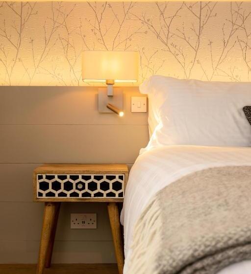 اتاق لوکس با تخت بزرگ, The Roost On Rock Road