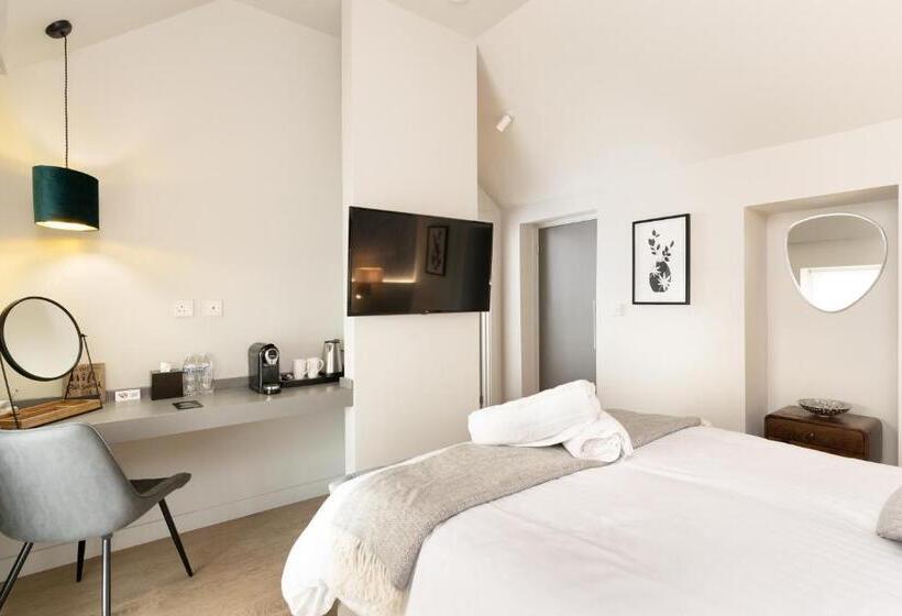 اتاق لوکس با تخت بزرگ, The Roost On Rock Road