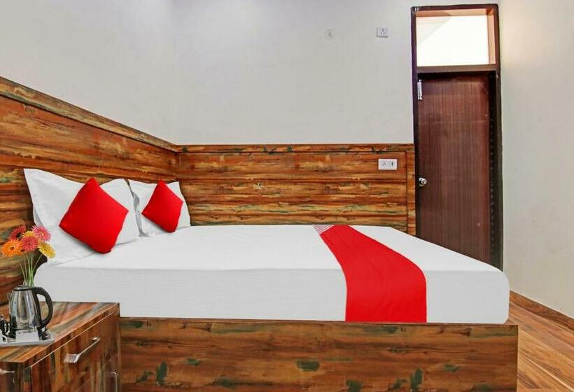 חדר קלאסי לשלושה, Max Near Samaypur Badli Metro Station