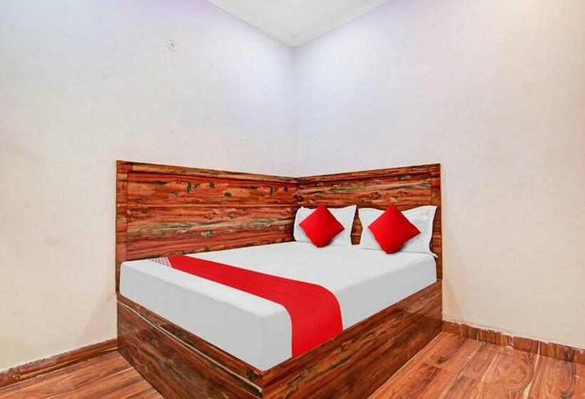 חדר קלאסי לשלושה, Max Near Samaypur Badli Metro Station