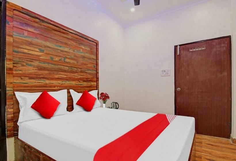 חדר קלאסי לשלושה, Max Near Samaypur Badli Metro Station