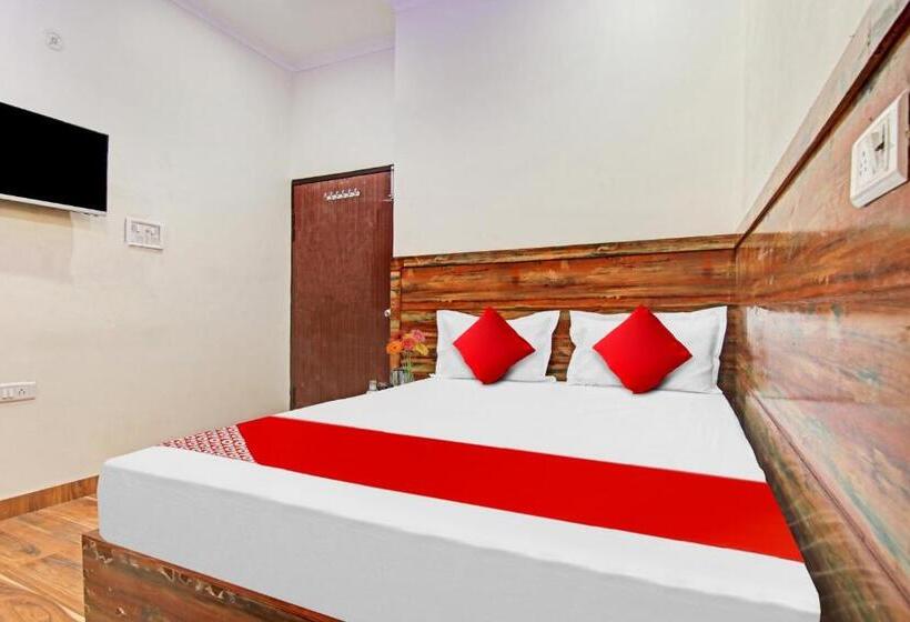 חדר קלאסי לשלושה, Max Near Samaypur Badli Metro Station