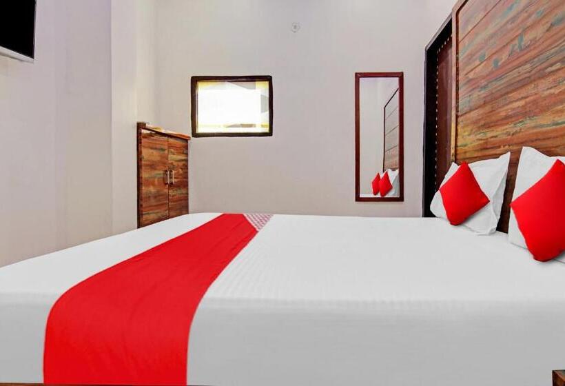 חדר קלאסי לשלושה, Max Near Samaypur Badli Metro Station