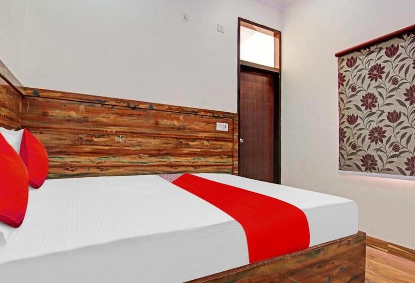 חדר קלאסי לשלושה, Max Near Samaypur Badli Metro Station