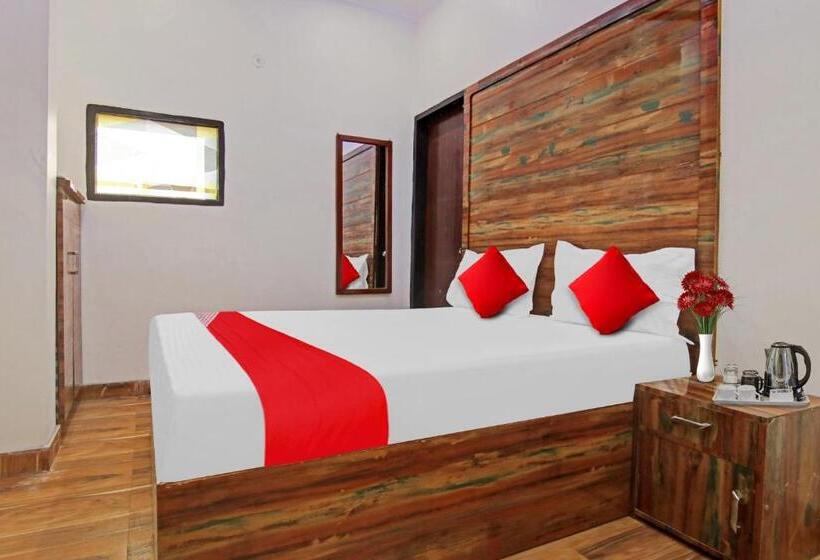 חדר קלאסי לשלושה, Max Near Samaypur Badli Metro Station