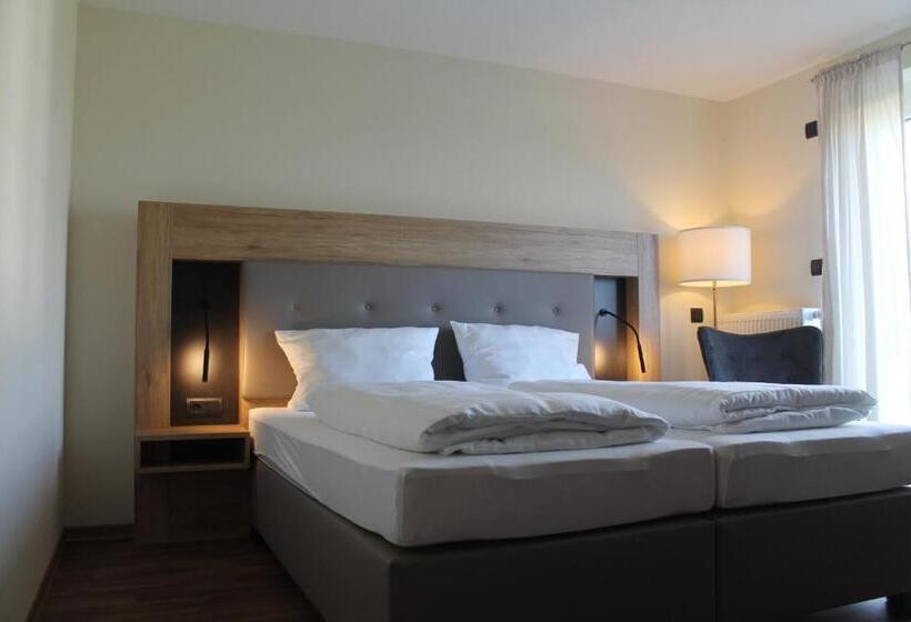 غرفة قياسية مزوَّدة بشُرفة, Träbeser Bauernstube