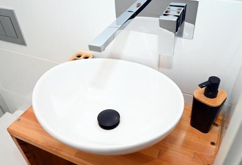 דירת שלושה חדרים, Poza Horyzont