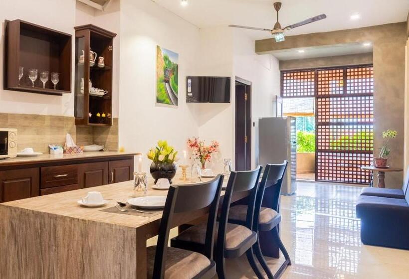 Полулюкс с Балконом, Cinnamon Tan Boutique