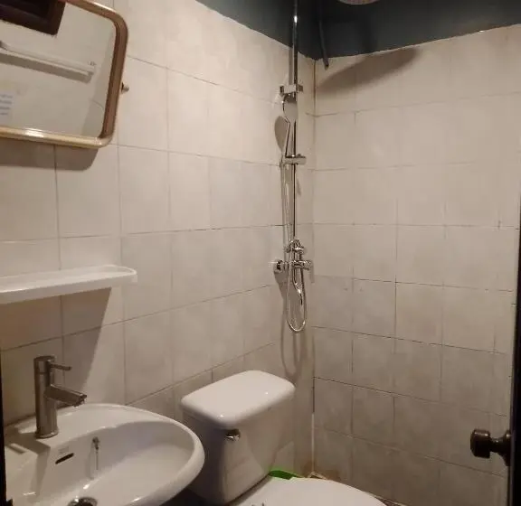 تختخواب در اتاق مشترک, Funny Riverside Backpackers