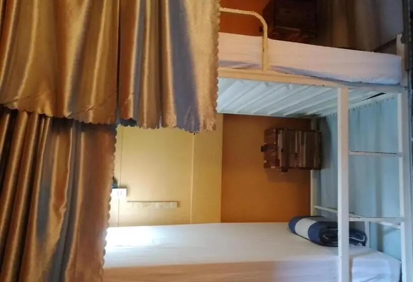 تختخواب در اتاق مشترک, Funny Riverside Backpackers