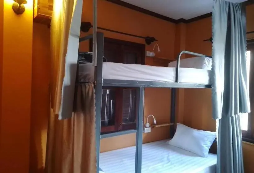 تختخواب در اتاق مشترک, Funny Riverside Backpackers