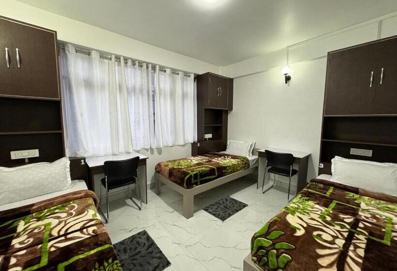 اتاق استاندارد سه نفره, Addy S Inn