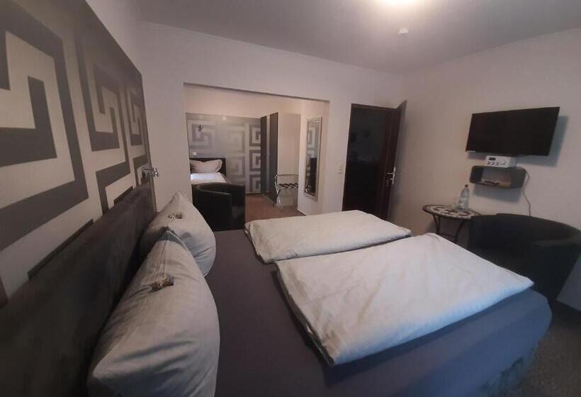 标准三人间, Katharina Die Kleine