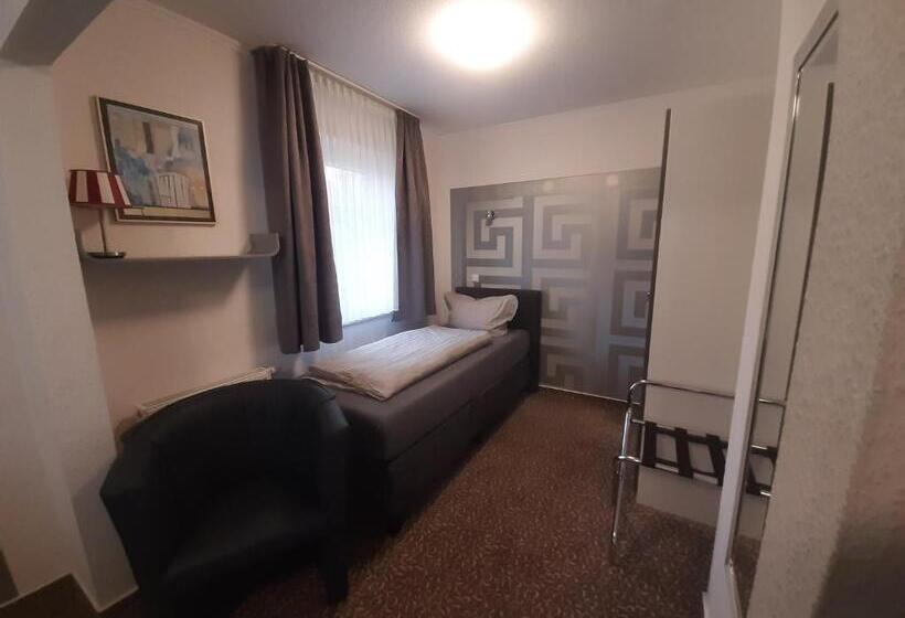 标准三人间, Katharina Die Kleine