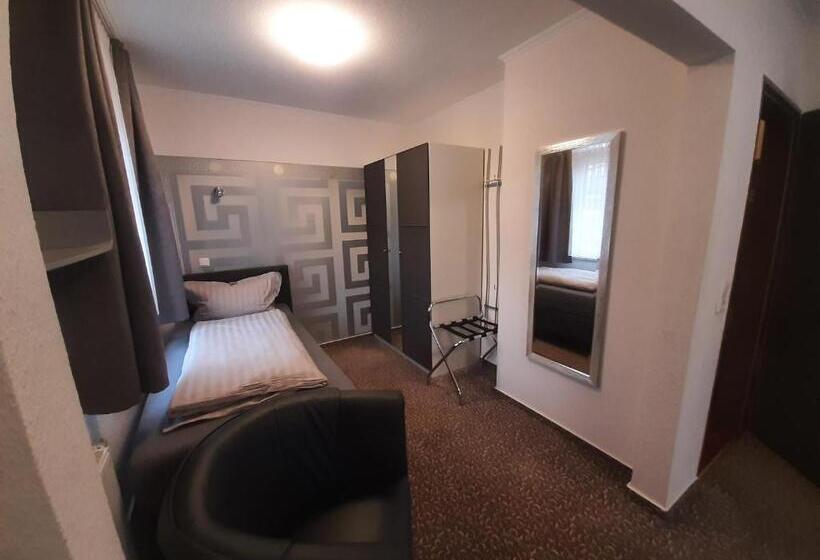 标准三人间, Katharina Die Kleine