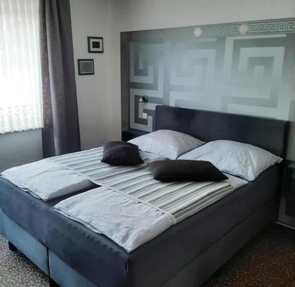 标准三人间, Katharina Die Kleine