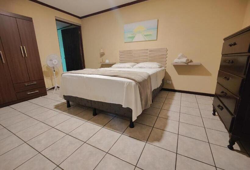 سوییت جونیور, Casa Escalante Hostel