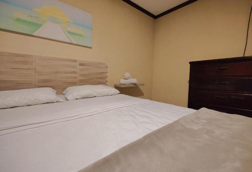 جناح جونيور, Casa Escalante Hostel