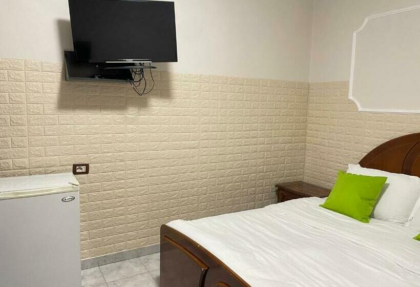 غرفة قياسية, Tirana Square