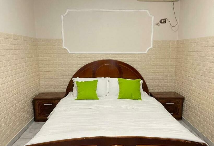 غرفة قياسية, Tirana Square