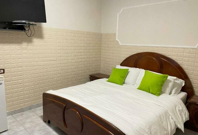 غرفة قياسية, Tirana Square