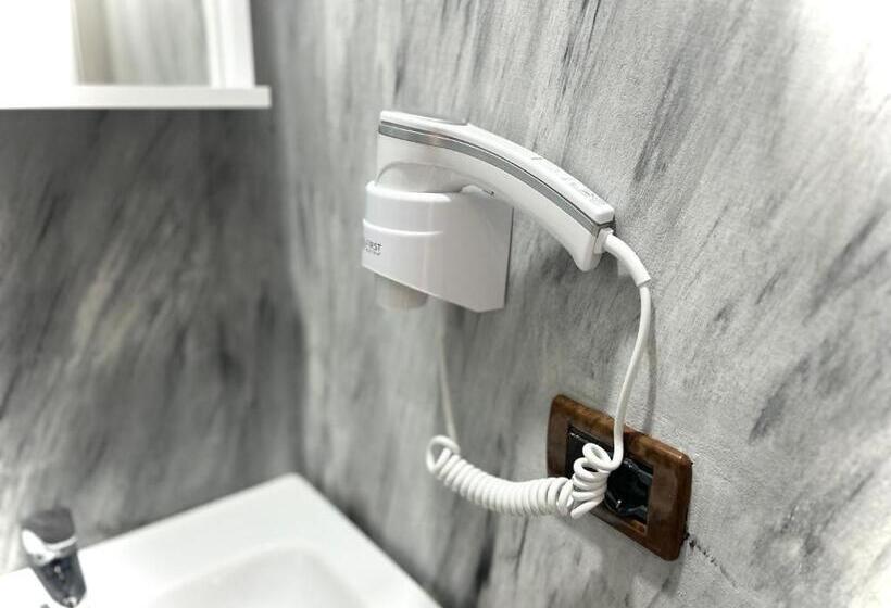 غرفة قياسية, Tirana Square