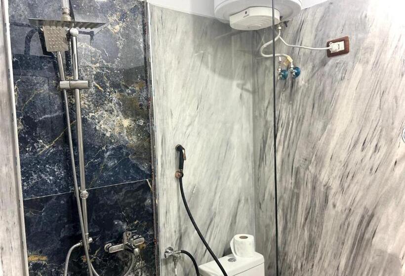 غرفة قياسية, Tirana Square