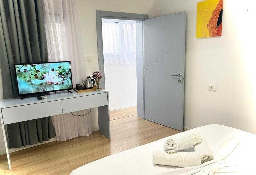 غرفة قياسية, Tirana Square