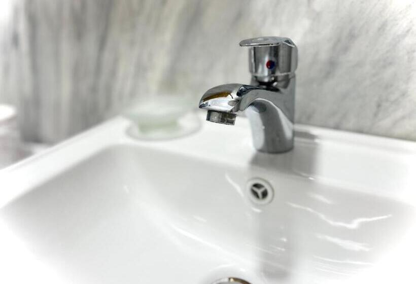 غرفة قياسية ثلاثية, Tirana Square