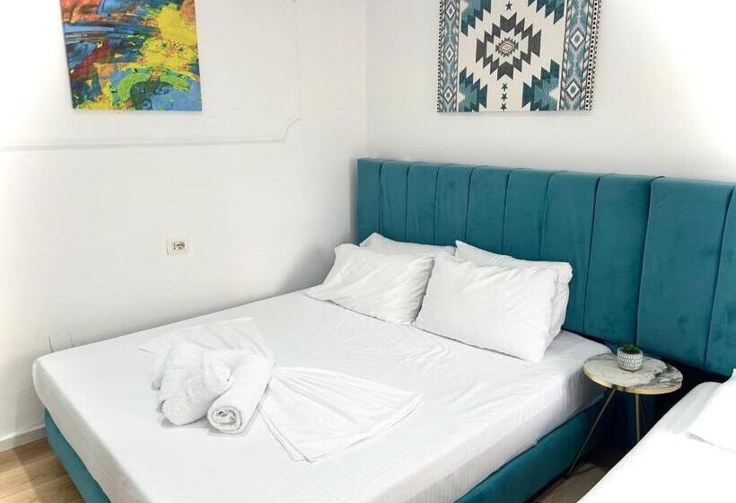 غرفة قياسية ثلاثية, Tirana Square