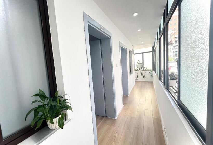 غرفة قياسية ثلاثية, Tirana Square