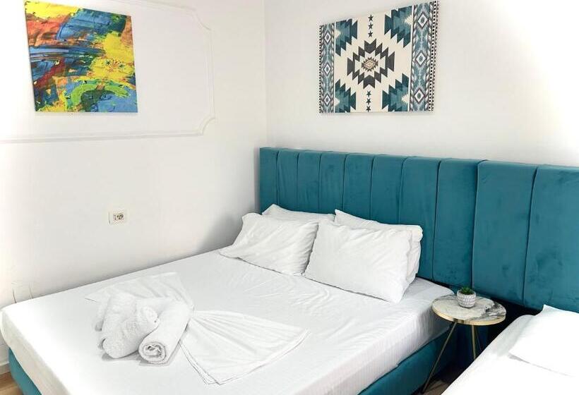 חדר סטנדרט לשלושה, Tirana Square