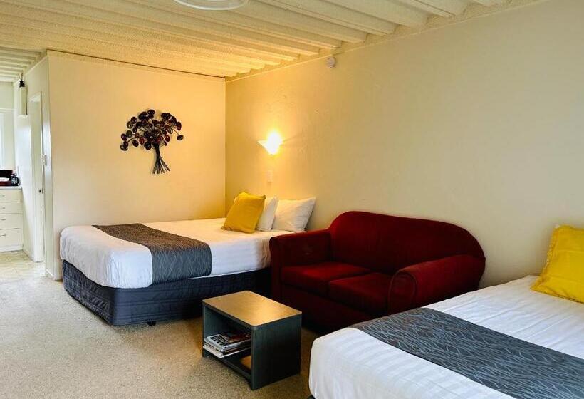 استودیوی استاندارد, Parkside Motel And Apartments