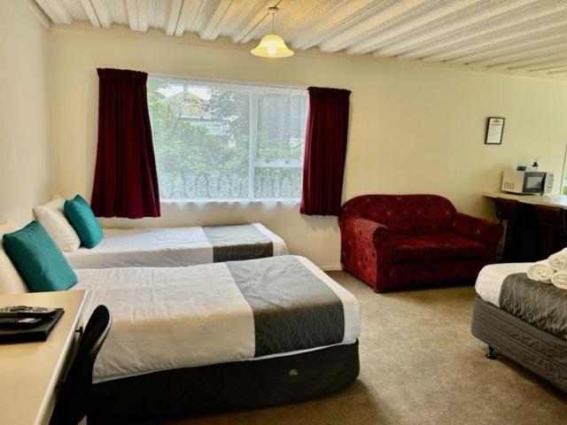 استودیو خانوادگی, Parkside Motel And Apartments