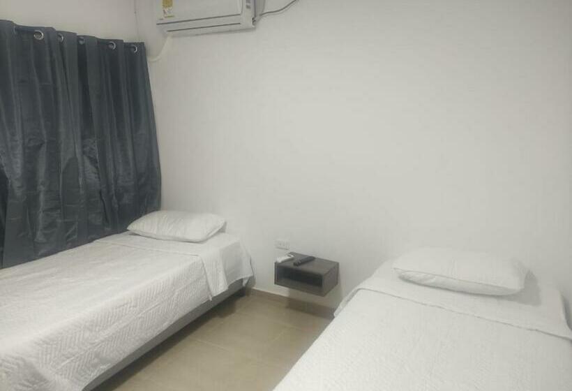 이코노미 룸, Work Space Hostal