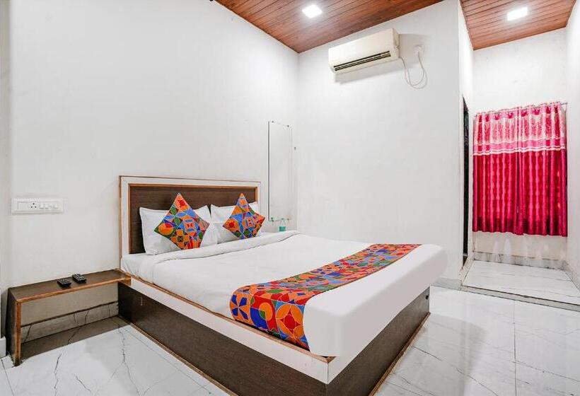 デラックスルーム, Fabexpress Sai Lodging I   Nr Nashik Railway Station