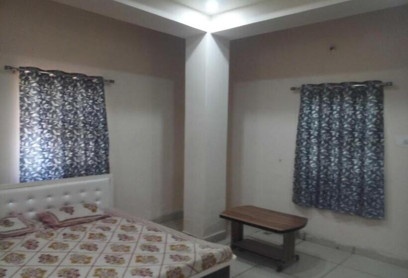 Classic Kolmen Hengen Huone, Spot On Rajawat Guest House