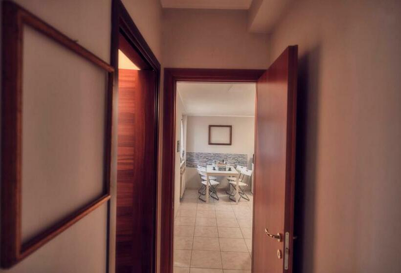 اتاق لوکس, Travelershome Ciampino 170 Station Street