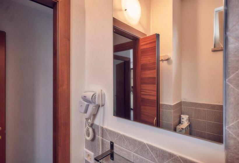 Standard room with outdoor bath, Travelershome Ciampino 170 Station Street