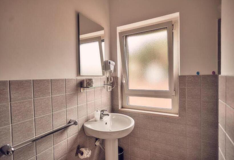 اتاق لوکس, Travelershome Ciampino 170 Station Street