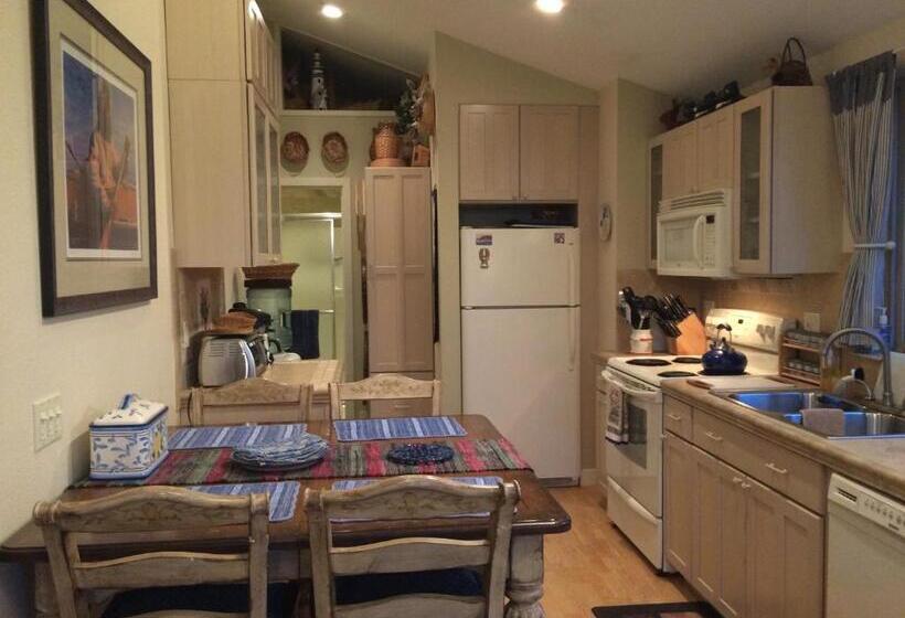 דירת חדר נוף לים, Black Bear Inn