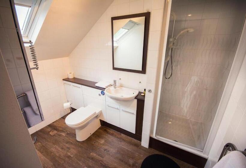 شقة غرفتين, Eslington Villa