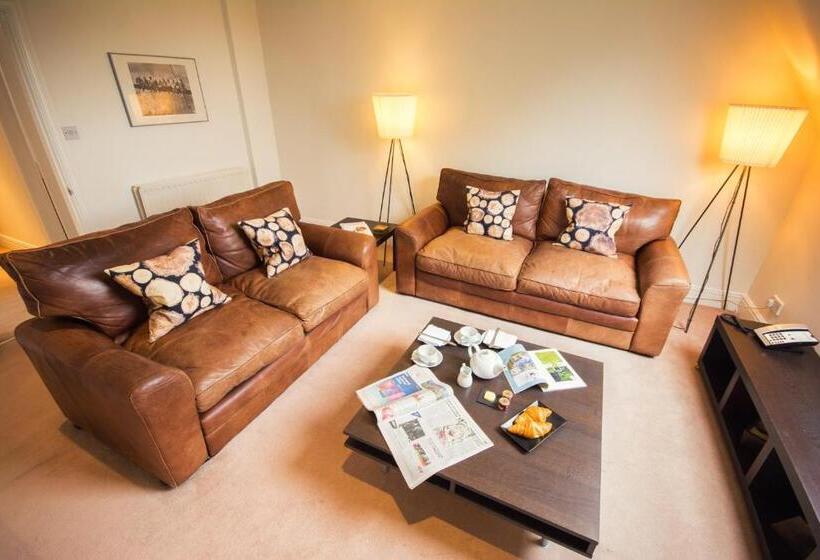 شقة غرفتين, Eslington Villa