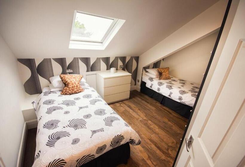 شقة غرفتين, Eslington Villa