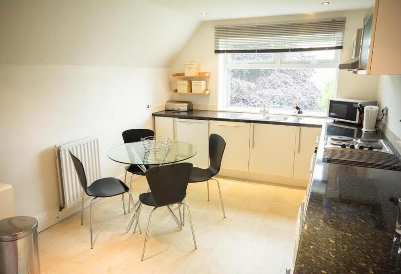 شقة غرفتين, Eslington Villa