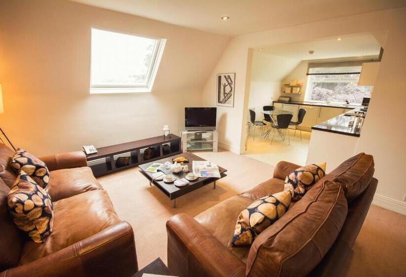 شقة غرفتين, Eslington Villa