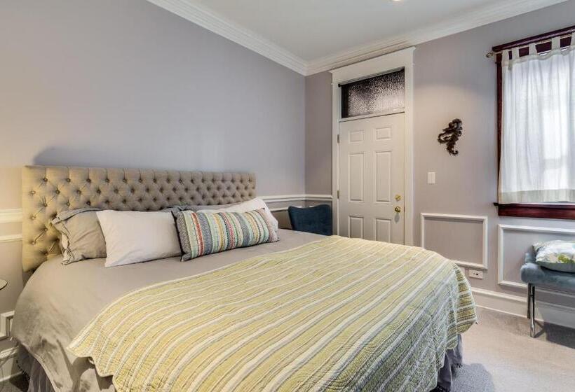 اتاق استاندارد با چشم‌انداز باغ, Ruby Room