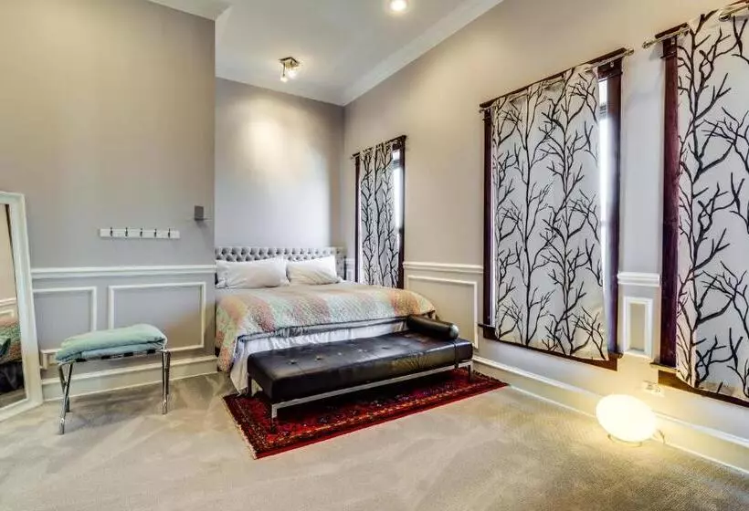 Deluxe-huone, Ruby Room